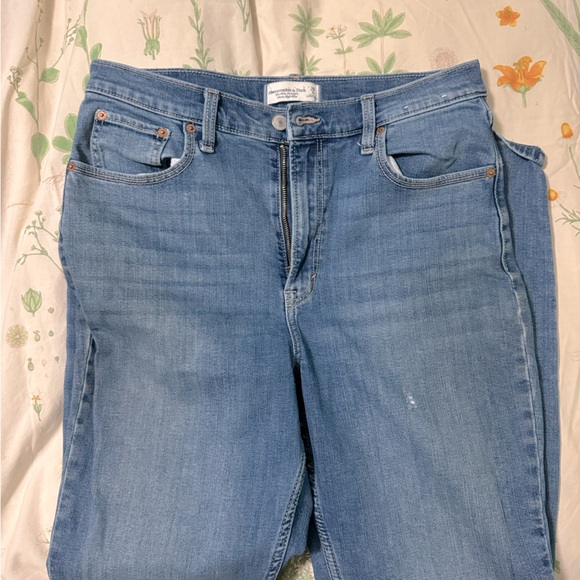 Abercrombie & Fitch Slim Straight Jeans - Mid Rise - Picture 1 of 2